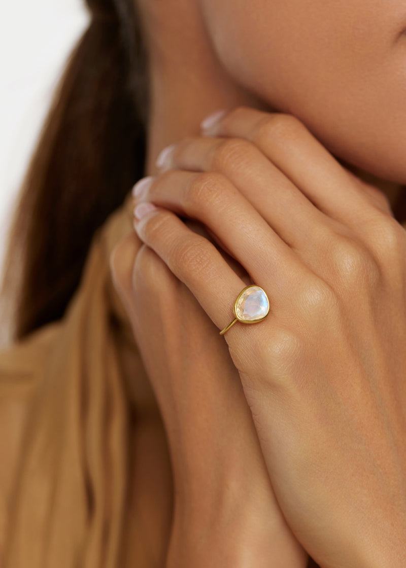 18kt Gold Rainbow Moonstone Cup Ring