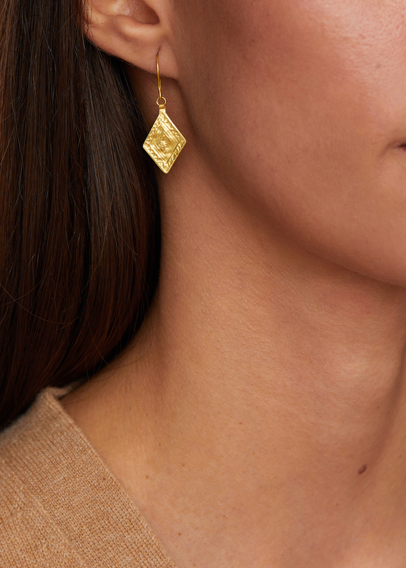 Gold diamond shaped earrings deals